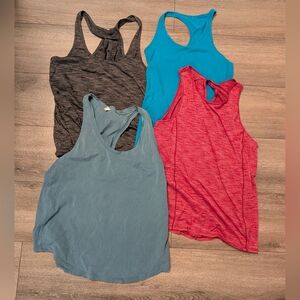 Lot - 4 Medium Lululemon Tank tops